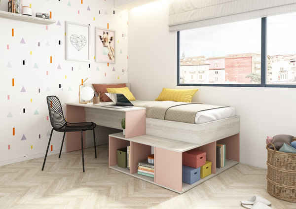 Seng med et skrivebord til børn, lyserød og beige spånplade, hylder til opbevaring. Seng str.200x90 cm