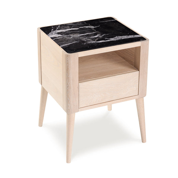 Sengebord Elna i natur eg eller valnød, med en skuffe og åben hylde, med marmor top. Str. 50cm x 45cm x H65cm. Træ natbord, ideel til soveværelse.