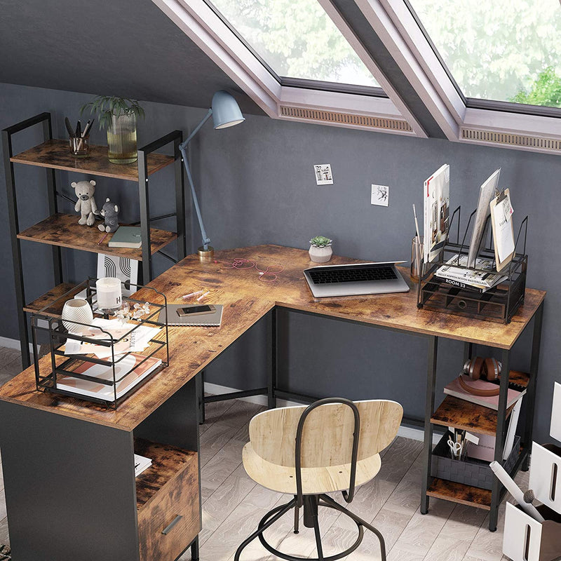 Hjørne skrivebord med hylder og inbygget skab og skuffekassette. Perfekt til hjemmekontor, pladsbesparende. Metal og spånplade i rustikt træ farve.
