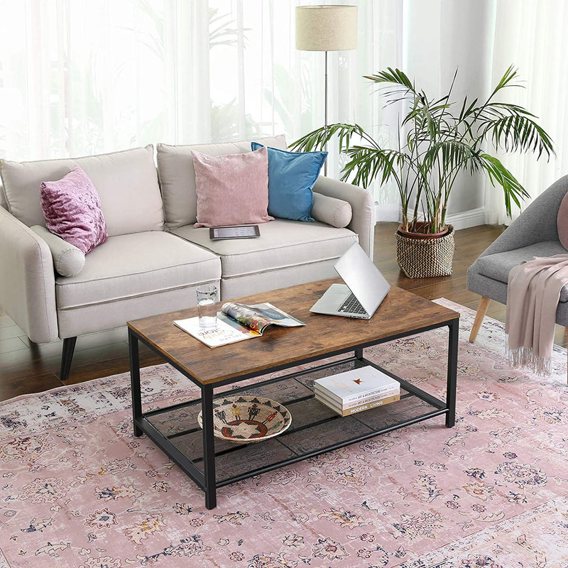 Sofabord med metal mesh hylde, stor opbevaring, rektangulær, nemt at samle, str. 106x60 cm, metal og spånplade i rustikt træ farve. Perfekt til stuen.