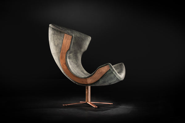 Design lænestol Pluto – En unik lænestol med personlighed, str. 84 x 103 x 110 cm, i eg eller valnød træ. Komfortabelt bredt sæde. Skammel kan tilkøbes.